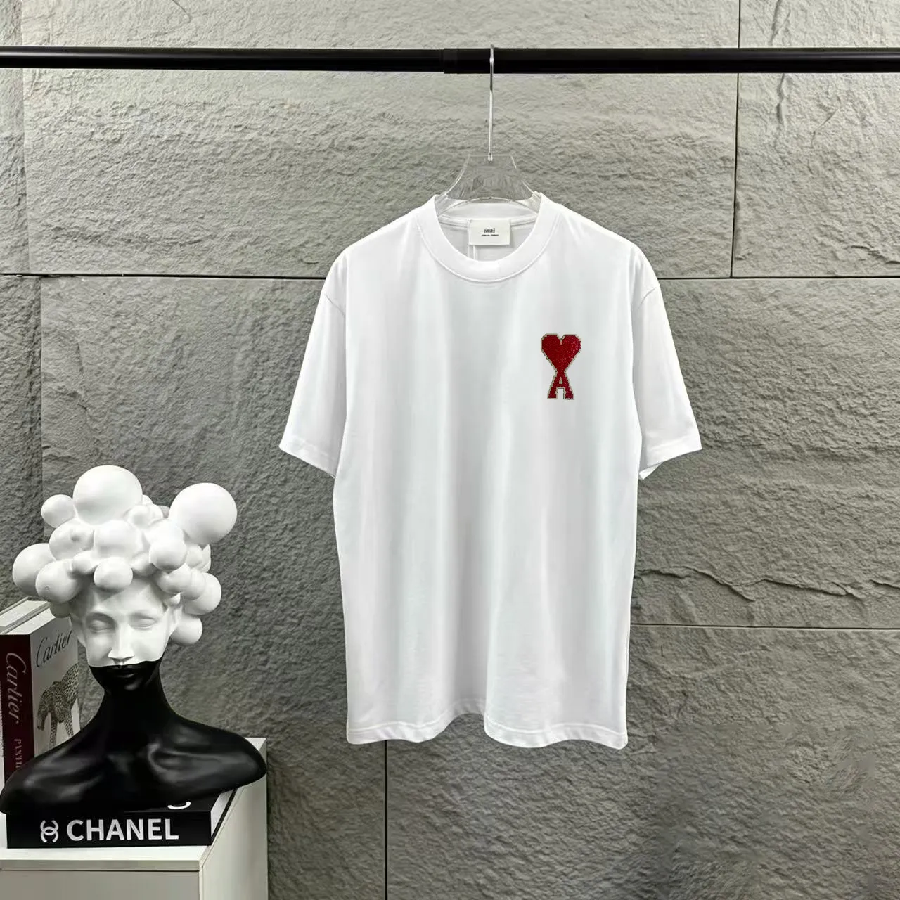 P85, Ami counter Same Style round neck short-sleeved T-shirt customized cotton fabric! Designed with brand logo leather tag! Strong three-dimensional effect! The overall highly breathable and soft texture is more prominent, and the full cotton texture induces extreme comfort. A must-have item for Premium people, complete with original accessories and accessories! Same Style for men and women! Color: Black White Size: S-xx L
